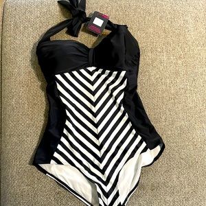 NWT Women’s Black & White XL slimming bathing suit.